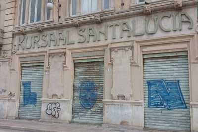 Bari, palazzi e monumenti deturpati: quando "arte" e "politica" sfociano nel vandalismo